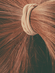 棕色黑金头发和马尾的辫头发表面棕色马尾辫的头发图片