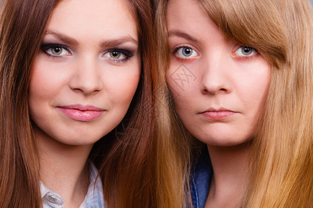使用化妆品的结果两个女孩的肖像一个有化妆品第二个没有化妆品妇女自然美和化妆品的比较女孩与和没有化妆品的比较背景图片