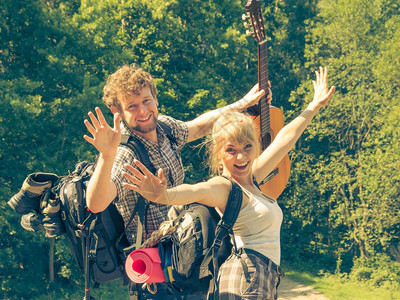 冒险旅游共度暑假探险暑假年轻夫妇旅游行者吉他手户外露臂乐的吉他图片