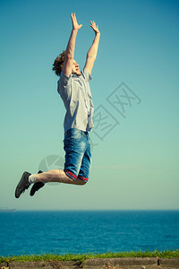 无忧虑的人在海边跳跃快乐的人夏天与自由图片