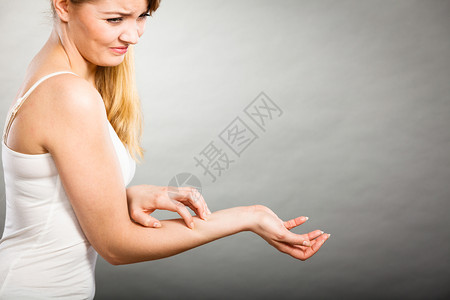 皮肤病过敏和健康问题年轻女用过敏皮疹抓痒的手臂女用过敏皮疹抓痒的手臂图片