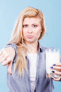 乳糖不耐受症制品食的健康问题概念持有牛奶的妇女举起拇指手势持有奶制品的妇女举起拇指手势持有奶制品的妇女举起大拇指的手势持有奶制品图片