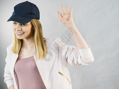 穿着帽子和运动服的年轻女青穿着帽子和运动服享受锻炼结果图片