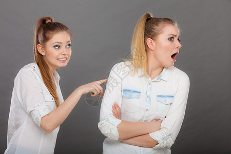 人际冲突不良关系友谊困难概念两个年轻女朋友之间的争吵图片