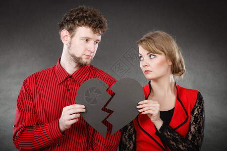 离婚和分居概念夫妻关系有严重的危机丈夫和妻子在争论后离开对方心碎的人情侣考虑离婚图片