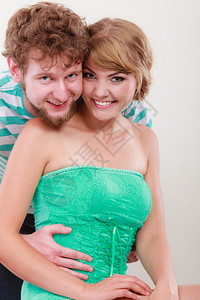 快乐的年轻情侣肖像金发女孩和胡子的家伙灰色背景图片