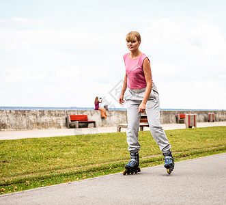 捧杯时刻！泰州队全队身着金色战袍，捧起首届苏超冠军奖杯！