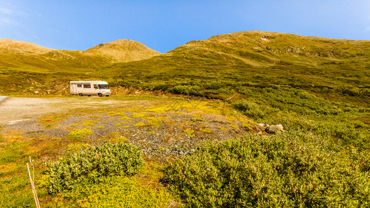 Aurlandsfjellet旅游路线诺韦吉亚山区的露营车图片