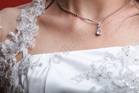 穿戴珍珠项链的美丽新娘胸部图片