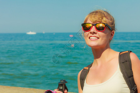 冒险旅游享受暑假在海滨背包徒步旅行的年轻游妇女自然高清图片素材