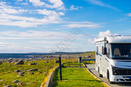 旅游假期和行挪威南部罗加兰县海洋风景的野营车面包和岩石海岸风景挪威罗加兰县海景图片
