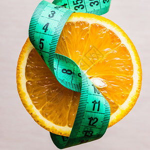 闭绿色测量胶带1厘米和橙水果图片