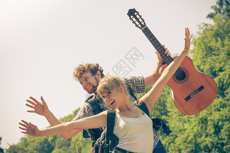 冒险旅游共度暑假探险暑假年轻夫妇旅游行者吉他手户外露臂乐的吉他图片