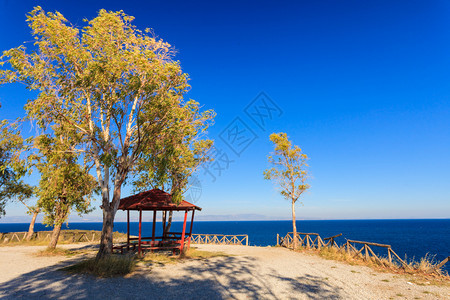 在靠近水的海岸上放轻松地方屋顶Arbor有座椅的观舞者露营地点在冰霜中希腊的放松地点图片