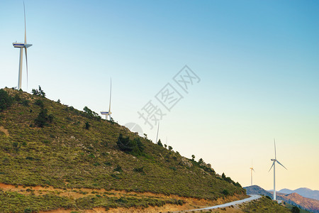 希腊山丘上的风车力农场欧洲可再生绿色能源的来生态地质概念希腊山丘上的风车图片