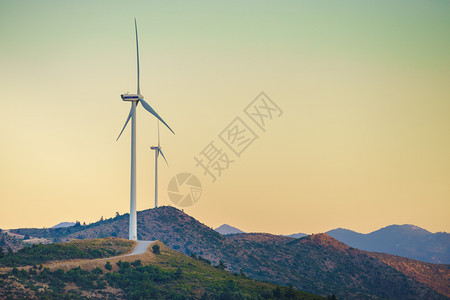 希腊山丘上的风车力农场欧洲可再生绿色能源的来生态地质概念希腊山丘上的风车图片