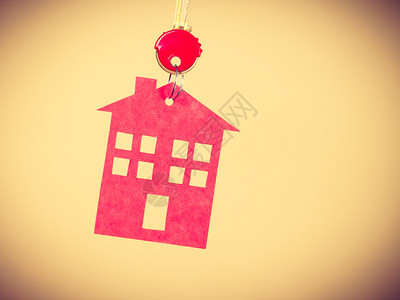 以红色家庭形状关闭新房子钥匙地产和住概念带有红色家庭符号的钥匙图片