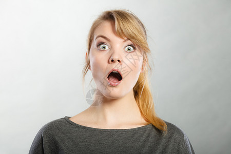 说"不"震惊和不相信的概念张开嘴惊讶女孩震的人们表情和肢体语言惊讶