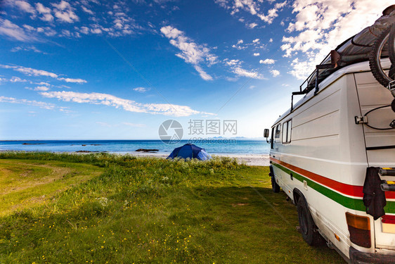 Gimsoysand海滩岸上的野营车和帐篷在海边露营Lofoten群岛挪威度假和乘大篷车旅行挪威Lofotten海滩上的野营车和图片