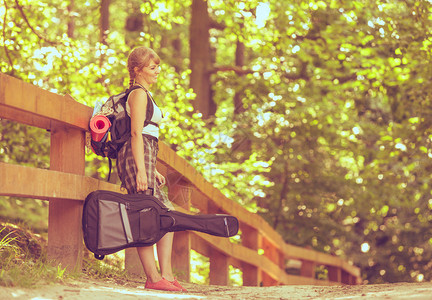 冒险旅游享受暑假在森林足迹中背着包徒步的年轻旅游妇女色调高清图片素材