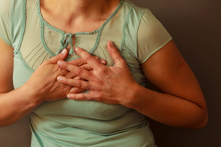 疼痛和概念患病妇女严重疼痛和心脏病发作的健康问题女将手放在胸前女感到疼痛和女感到和图片