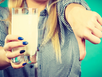 妇女抵制乳糖不耐受症的食品健康概念图片