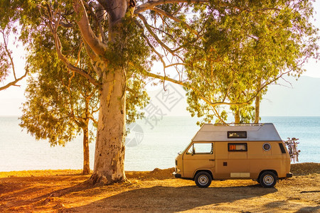旅游度假和行希腊海滨岸的野营车滩岸的野营车图片