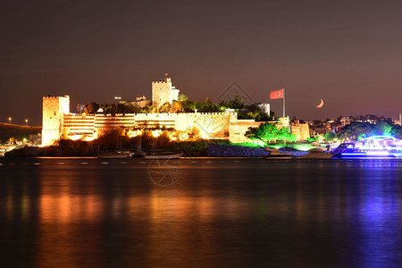 土耳其博德鲁姆镇的圣彼得城堡夜景图片