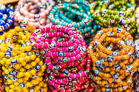 土耳其传统彩色珠子手镯用玻璃制成在土耳其集市出售图片