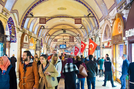 参观大巴扎尔内走廊的游客这是世界最大和古老的覆盖市场之一各种土耳其销售物品2017年FEBURAR4ISTANBULFEBRUA图片