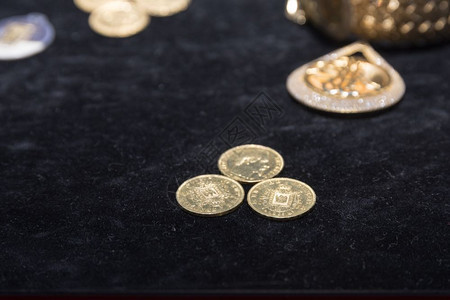 有许多土耳其角和满金硬币这些是用红丝带出售的许多土耳其角和满金硬币是用出售的图片