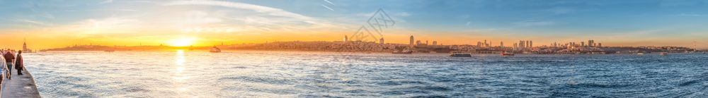 以波斯福鲁为背景对著名的梅登塔中世纪建筑和土耳其伊斯坦布尔灯塔的景象对著名马登塔景象对波斯福鲁的景象对伊坦布尔著名的梅登塔景象对图片