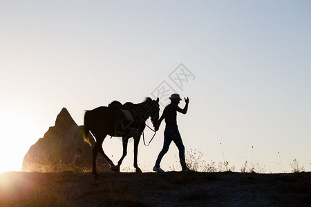 在土耳其安纳托利亚卡帕多西山谷卡帕多西亚旅游景点土耳其卡帕多西亚在土耳其卡帕多西亚山谷背景的马和影卡帕多西亚最好的旅游景点是热气图片