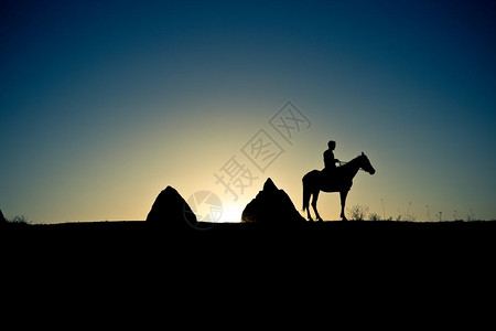 在土耳其安纳托利亚卡帕多西山谷卡帕多西亚旅游景点土耳其卡帕多西亚在土耳其卡帕多西亚山谷背景的马和影卡帕多西亚最好的旅游景点是热气图片