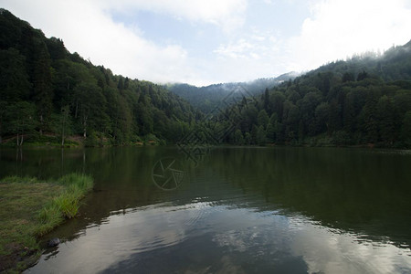 卡拉戈尔湾黑湖是东海旅游者当地人露营者和旅行最受欢迎的目地SavsatArtvin土耳其Artvin图片