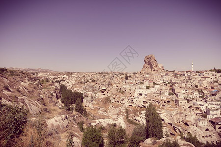 古代Nevsehir洞穴镇和Uchisar城堡从土耳其中安纳托利亚卡帕多西的一个山丘中挖掘出来图片