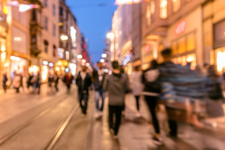 许多匿名人群在土耳其伊斯坦布尔民众目的地Istiklal的繁忙Istiklal街上行走图片