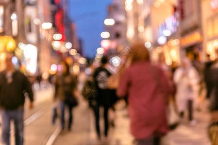 许多匿名人群在土耳其伊斯坦布尔民众目的地Istiklal的繁忙Istiklal街上行走图片