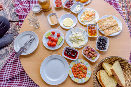 名字桌卡对土耳其传统早餐和木制桌不同食品的顶端观土耳其传统早餐和木制桌不同食品的顶端观土耳其传统早餐和木制桌的顶端观土耳其传统早餐背景
