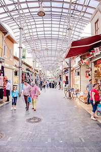 UzunCarsiLongBazaar是一个著名的传统集市位于土耳其旧OsmangaziBursa2018年5月日图片
