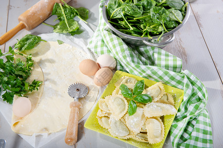 美味的意大利传统拉维奥里语加满菠菜图片