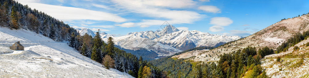 法国山脉的全景背景图片