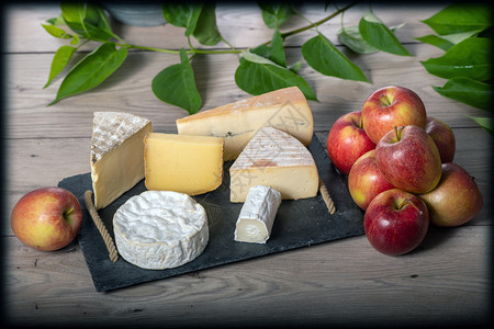 不同的法国奶酪和苹果背景图片