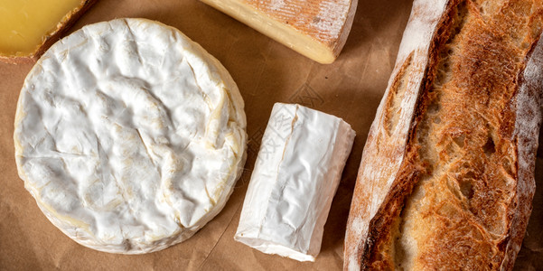 带有面包的诺曼底传统干酪背景图片