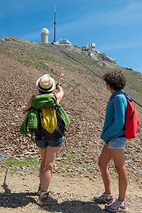 法国比利牛斯州雷市皮克米迪德比格尔的足迹上有两名妇女徒步旅行者图片