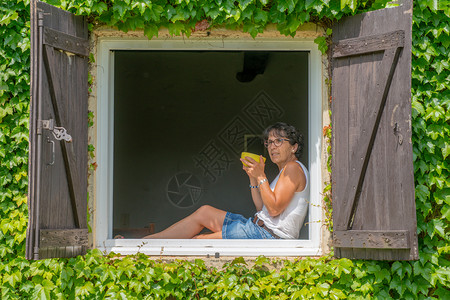 西柚茶一个女人坐在窗户边喝茶背景
