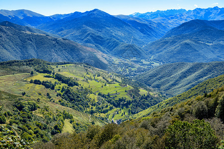 比利牛斯山脉的风景背景图片