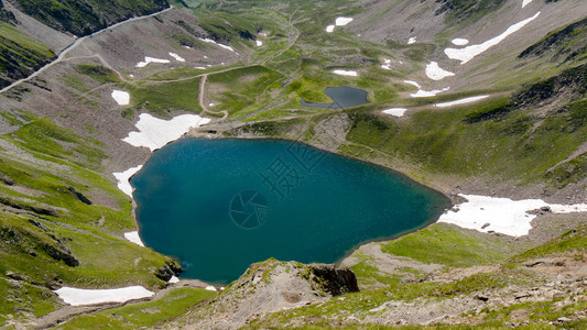 法国山丘的一星湖景象图片