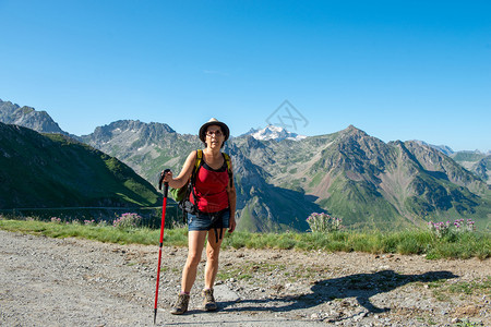 一位在比利牛斯州皮克米迪德比格勒的足迹上登山女徒步者图片