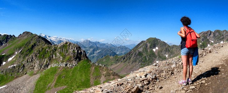 一位在比利牛斯州皮克米迪德比格勒的足迹上登山女徒步者图片